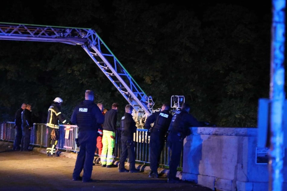 Zahlreiche Einsatzkräfte von Feuerwehr und Polizei waren in der Nacht von Freitag auf Samstag vor Ort.