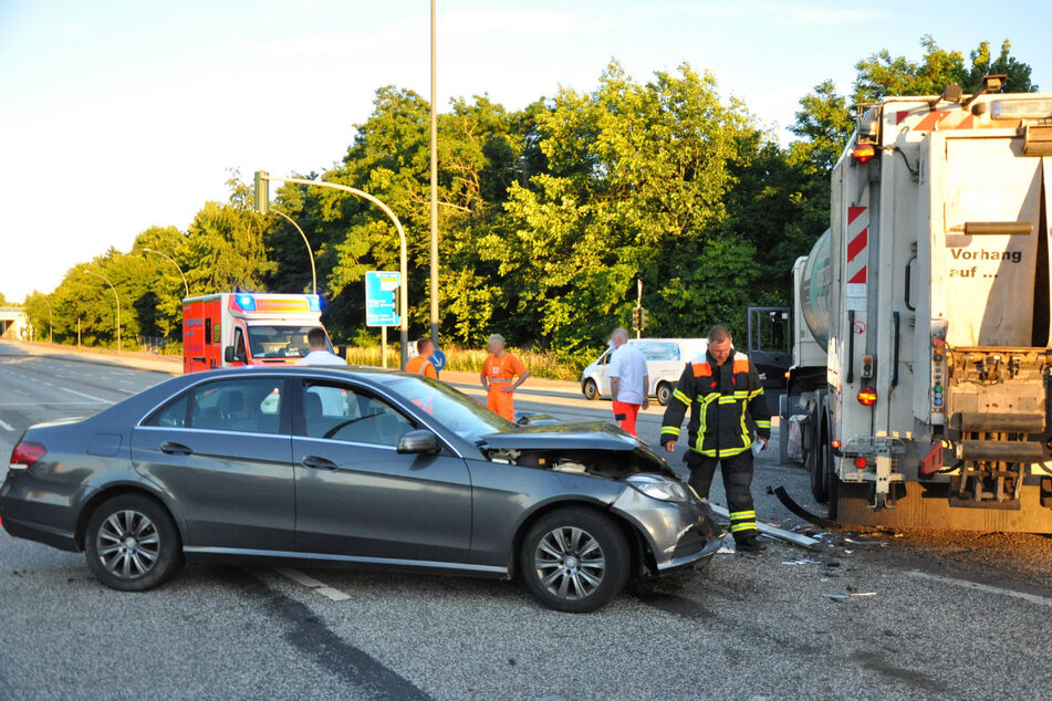 Der Mercedes wurde bei dem Zusammenstoß mit dem Müllwagen an der Schnackenburgallee schwer beschädigt.
