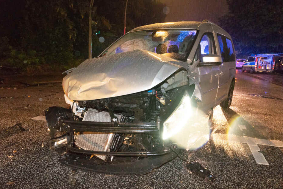 Die Spuren des Unfalls sind am Caddy deutlich zu erkennen.
