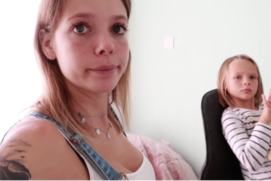 Auf YouTube spricht Anne über die schulischen Probleme ihrer Tochter.