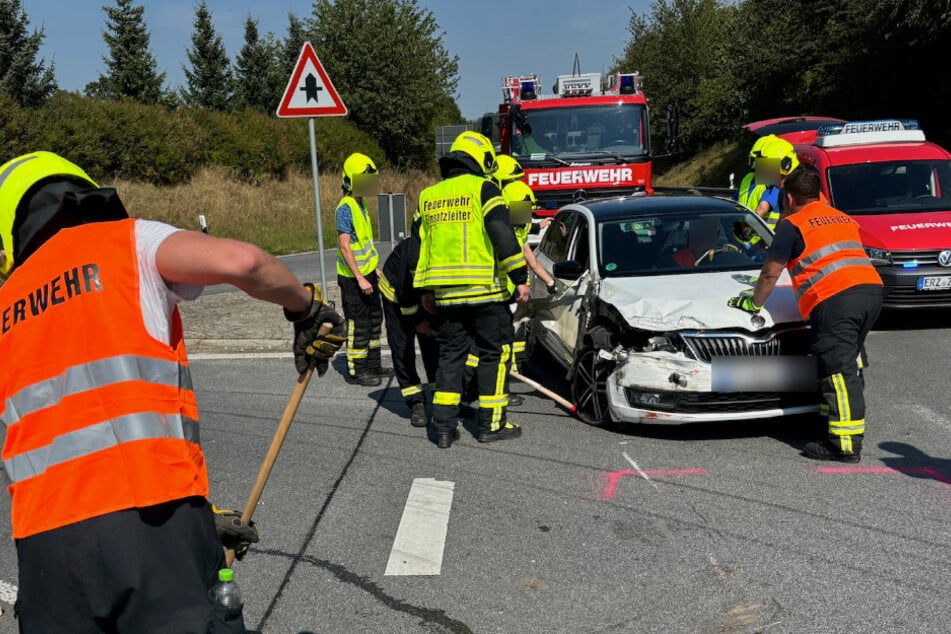 Kreuzungscrash im Erzgebirge: VW und Skoda krachen zusammen