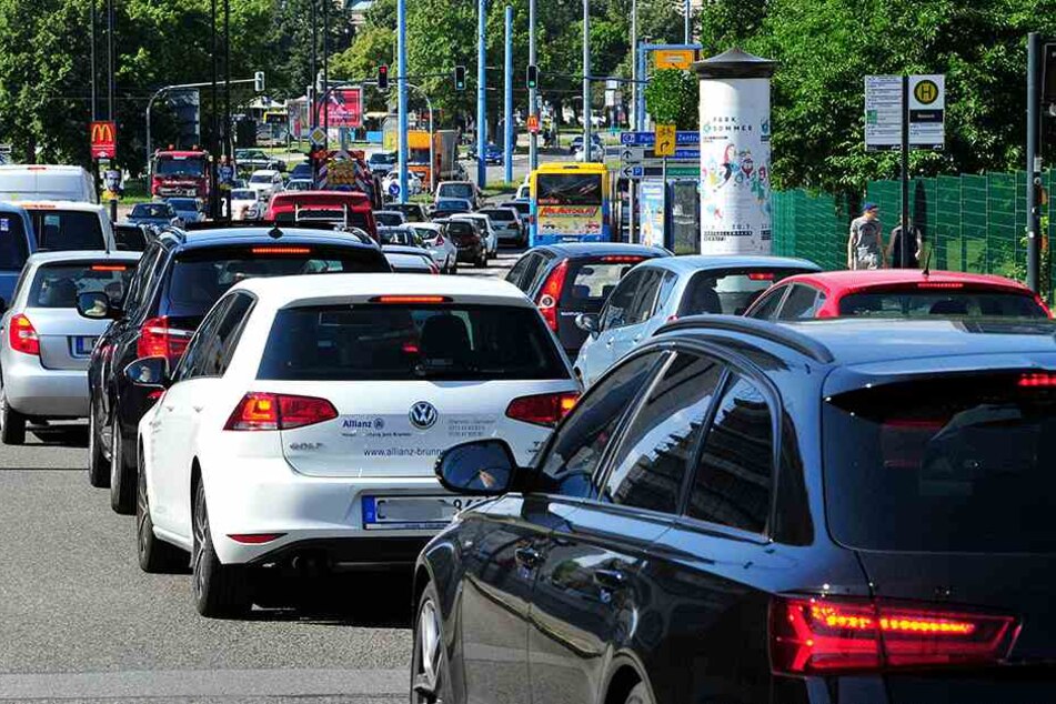 Kleine Baustelle, große Wirkung: Auf der Bahnhofstraße ging am Montag nicht mehr viel...