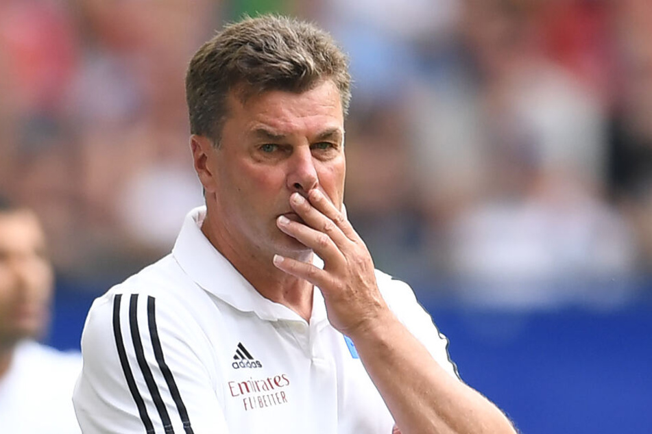 Trainer Dieter Hecking grübelte während des Spiels an der Seitenlinie.