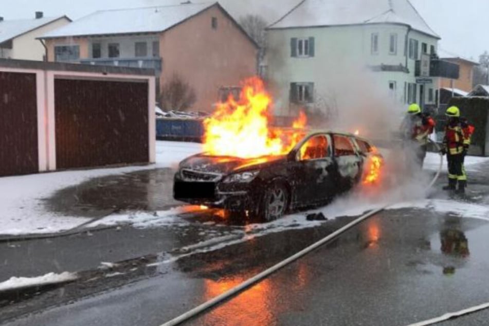 Der Pkw steht in Vollbrand.