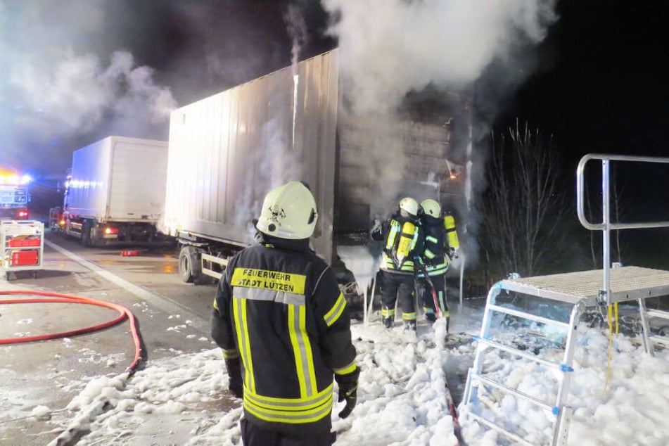 Die Löscharbeiten dauerten bis etwa 0.15 Uhr an.