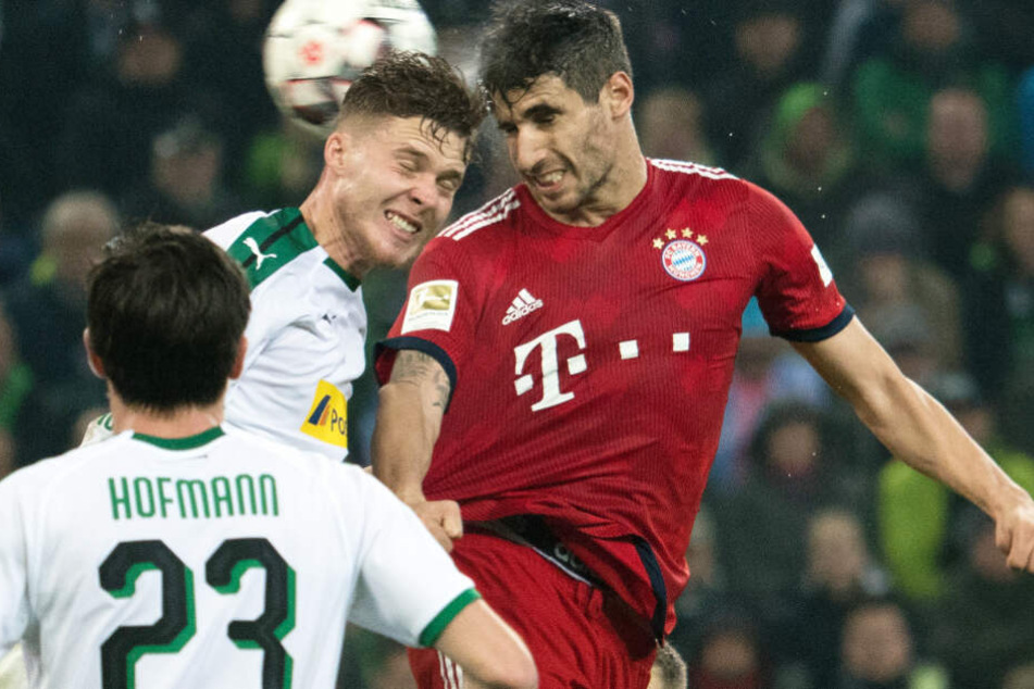 Javi Martínez (r.) sorgte für die frühe Führung des FC Bayern München in Gladbach.