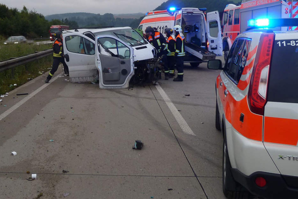 Feuerwehrleute befreiten den Verletzten aus seinem Fahrzeugwrack.