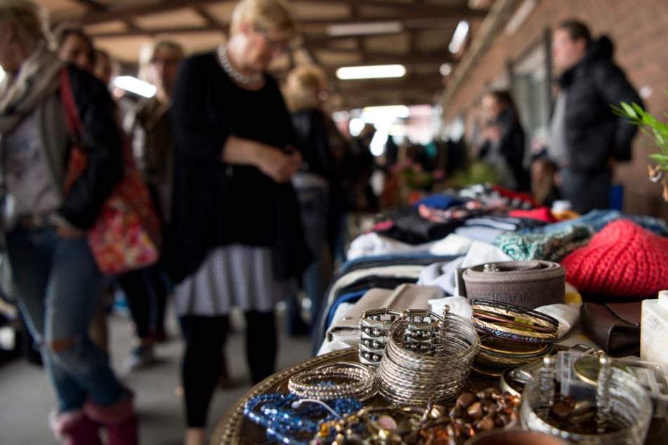 Der Mann hatte einen Stand auf dem Flohmarkt aufgebaut und dafür seinen Koffer aus den Augen gelassen. (Symbolbild)