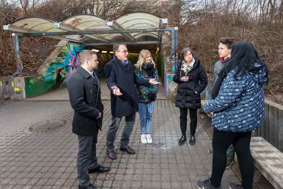 Stadträtin Almut Patt (51, CDU, 3.v.r.) möchte, dass Jugendliche am geplanten Treff durch Streetworker begleitet werden.