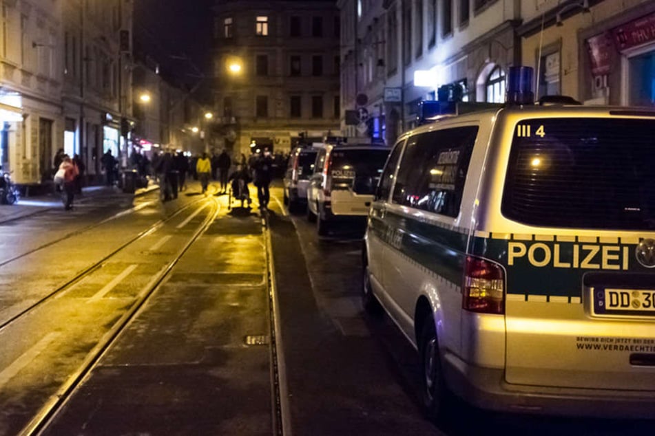 Bei dem Einsatz der Polizei wurden ein per Haftbefehl gesuchter Mann und eine Vermisste gefunden. (Symbolbild)