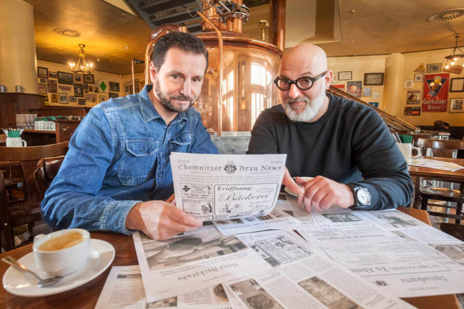 Gemeinsam mit Andreas Müller (46,r.) tüftelt André Donath (52) über seiner eigenen Hauszeitung.