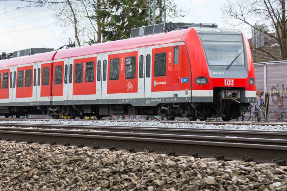 Der 37 Jahre alte Mann wurde von einer S-Bahn erfasst und getötet. (Symbolbild)