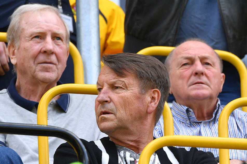 Die Dynamo-Legenden Klaus Sammer (links hinten) und Dieter Riedel (hinten rechts) wollen mit Eduard Geyer nichts mehr zu tun haben.