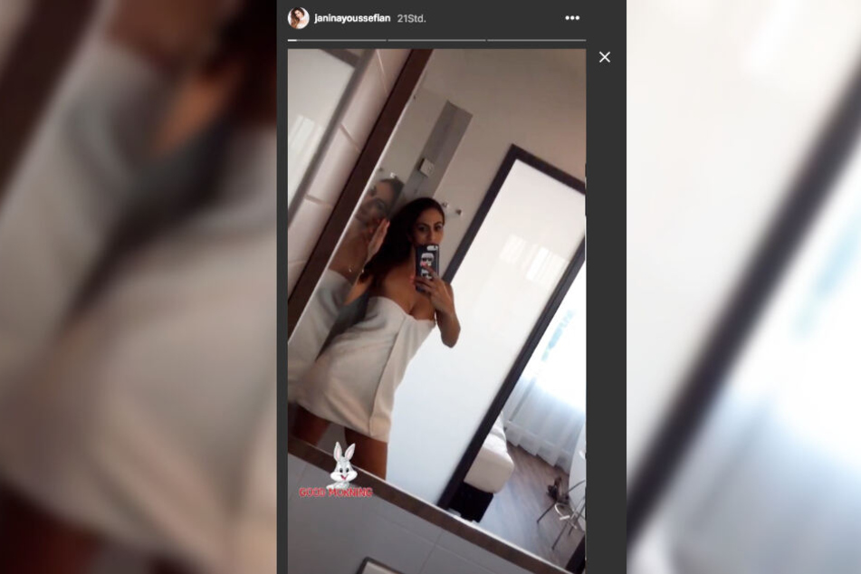 Janina Youssefian kommt frisch aus dem Bad und hält den Moment für ihre Follower fest. (Fotomontage)