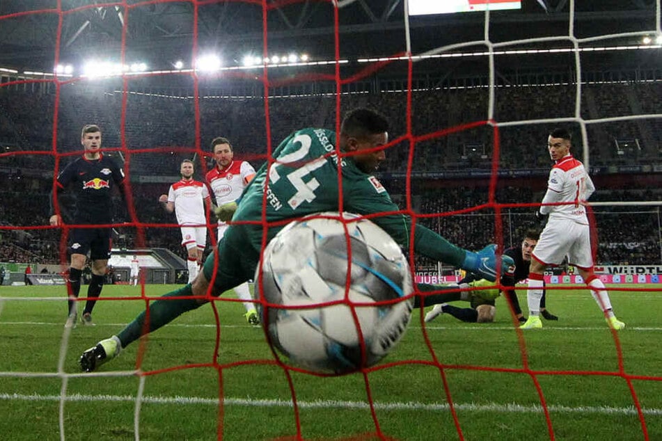 Patrik Schick (hinten, 2. v.r.) erzielte seinen zweiten Saisontreffer bereits nach 64 Sekunden, Zack Steffen war ohne Abwehrchance.