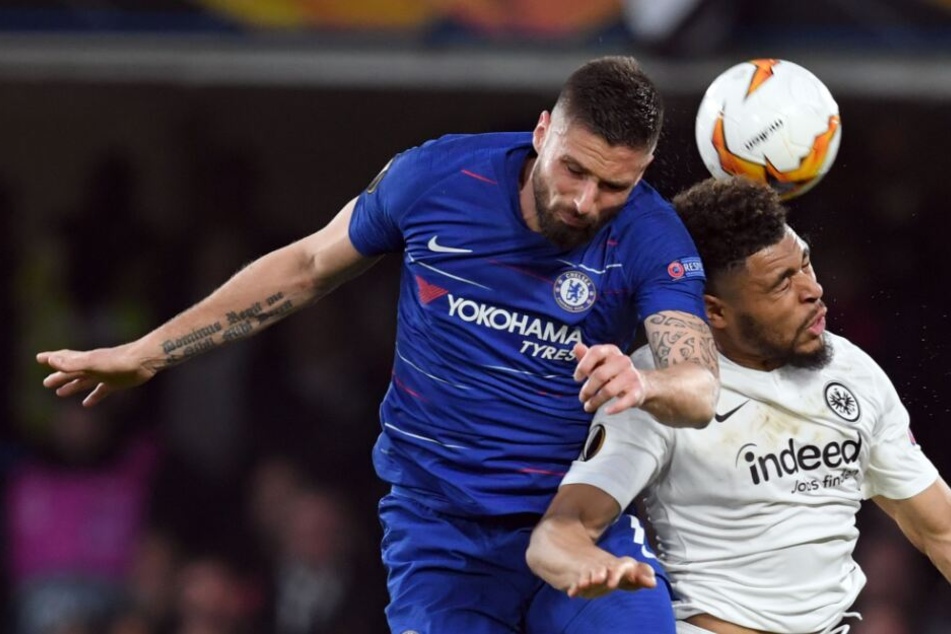 Wuchtig: Olivier Giroud (re.) im Kampf um die Lufthoheit mit Simon Falette.
