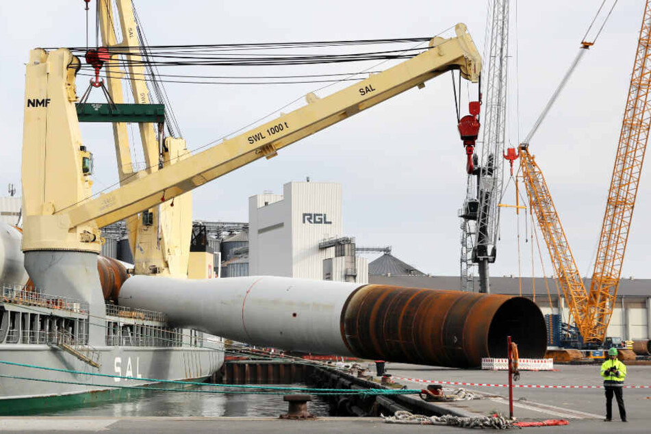 Das riesige Rohr stürzte beim Verladen im Rostocker Hafen auf Kaikante und Frachter.