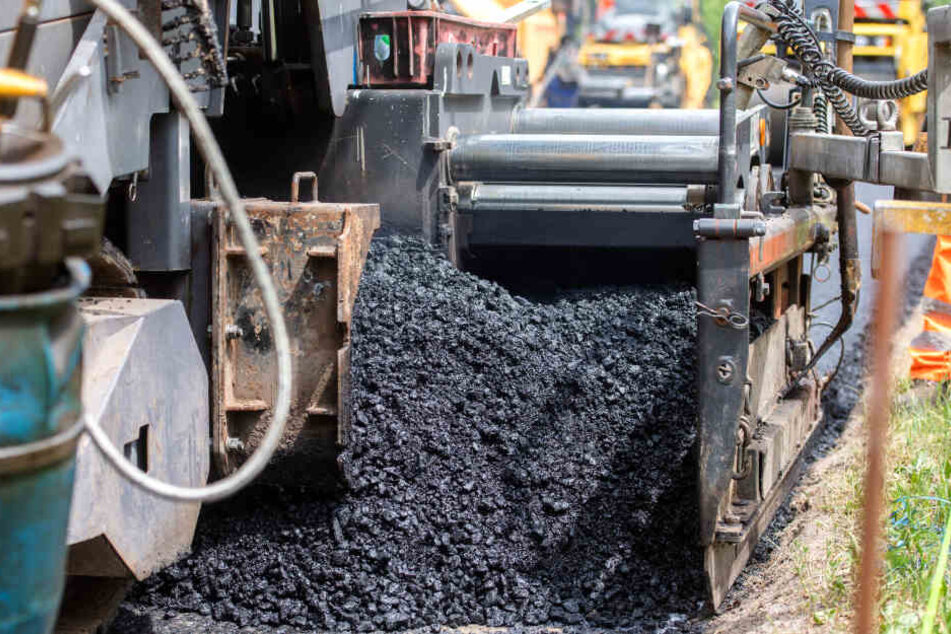 Der neue Straßenbelag enthält 30 Prozent alten Asphalt.