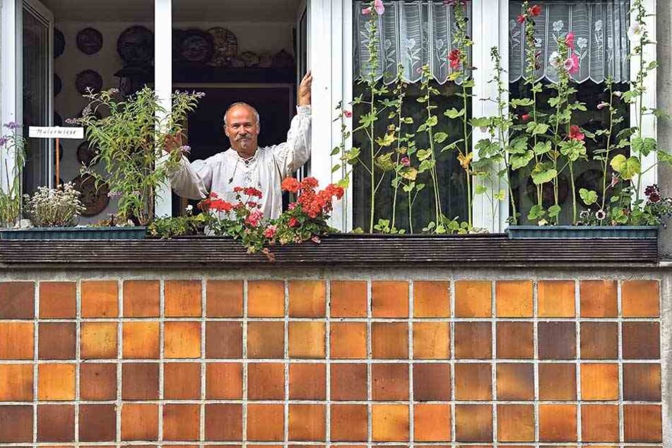 Roland Schwenke (64) auf dem Balkon seiner Denkmal-Platte. Vor allem die Kacheln sind wertvoll.