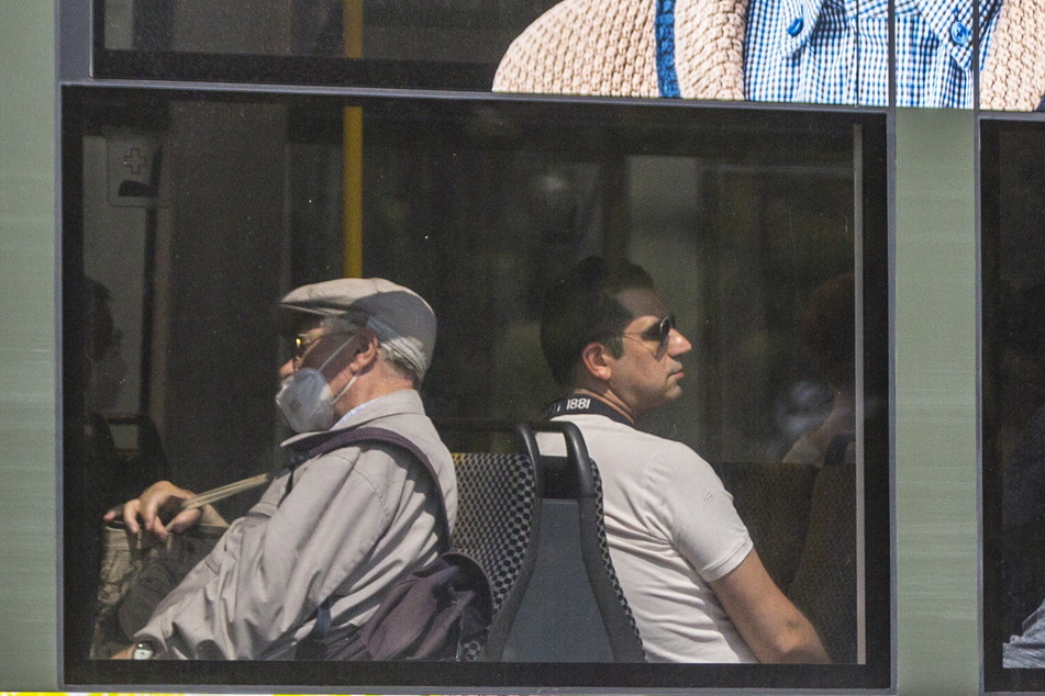 Passagiere mit falsch sitzender oder sogar ganz ohne Maske sind in Dresden keine Seltenheit.