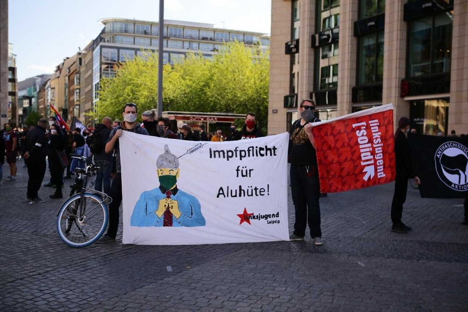 Eine Gegendemo war durch "Leipzig nimmt Platz" organisiert worden. Zu Vorfällen zwischen beiden Lagern soll es jedoch nicht gekommen sein.