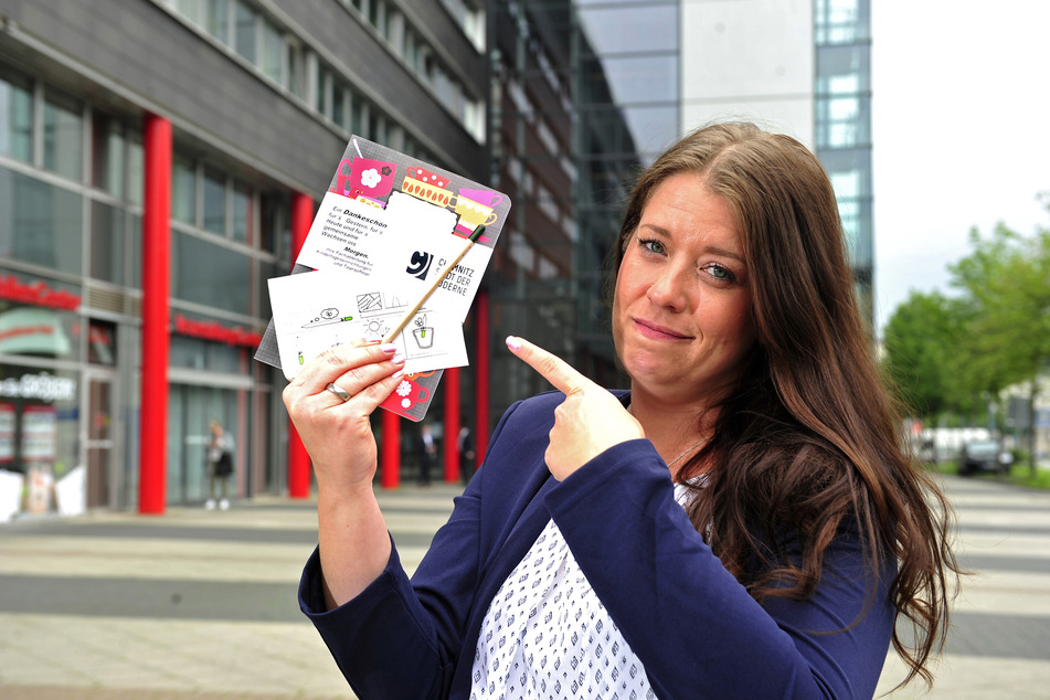 Elternvertreterin Jana Mittag (37) hatte das Geschenk von Notizheft und Bleistift kritisiert.