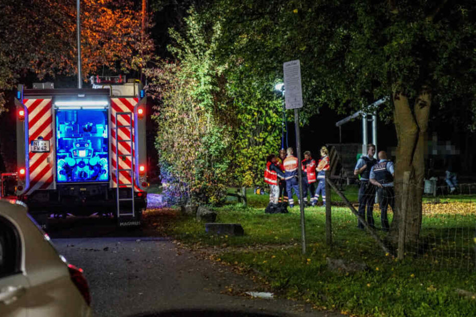 Polizei und Feuerwehr auf dem Fußballplatz.