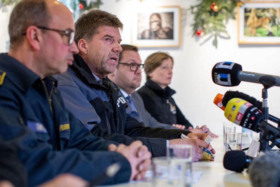 Kai Günther (l-r), Feuerwehr, Gerd Hoppmann, Erster Kriminalhauptkommissar Polizei Krefeld, Frank Meyer (SPD), Oberbürgermeister von Krefeld, und Zoosprecherin Petra Schwinn.