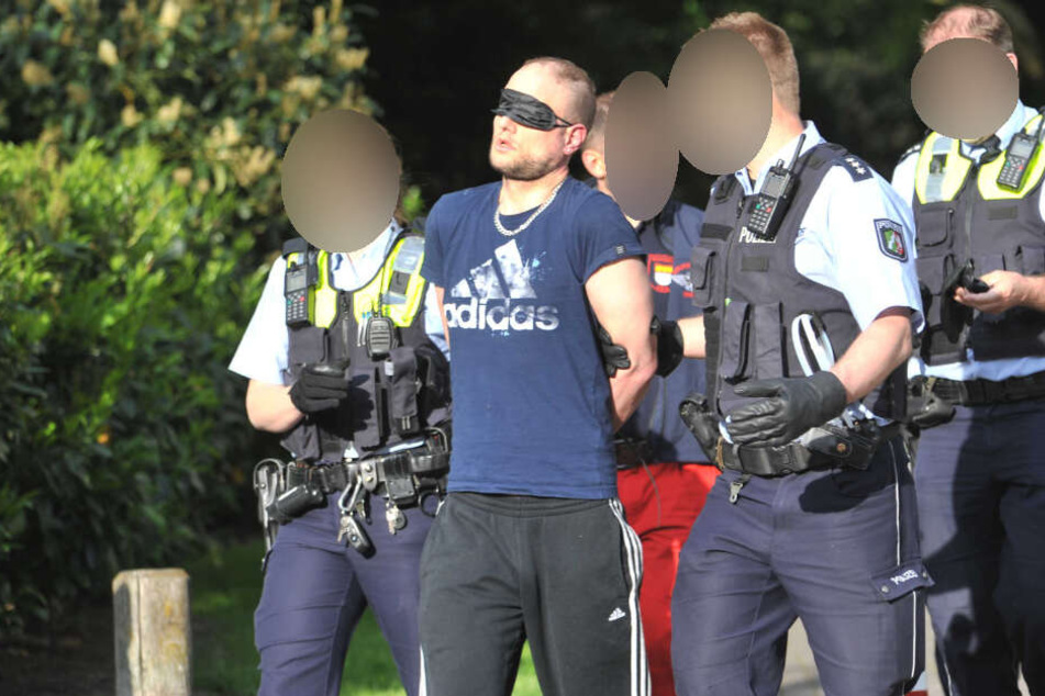 Der Mann ließ sich widerstandslos von den Beamten abführen.