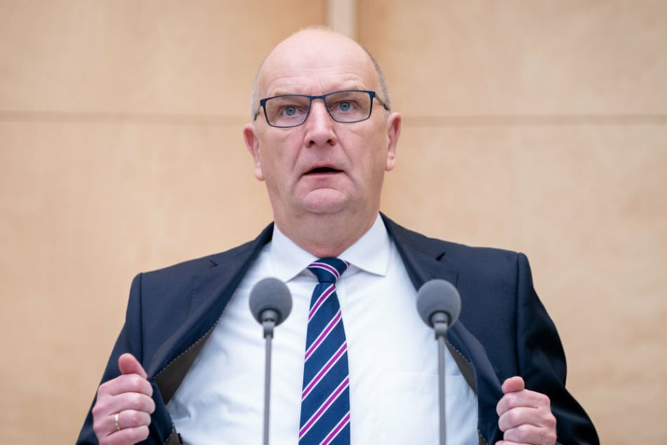 Dietmar Woidke (SPD), Ministerpräsident von Brandenburg und Bundesratspräsident, nimmt vor der Sondersitzung des Bundesrates seinen Platz ein.