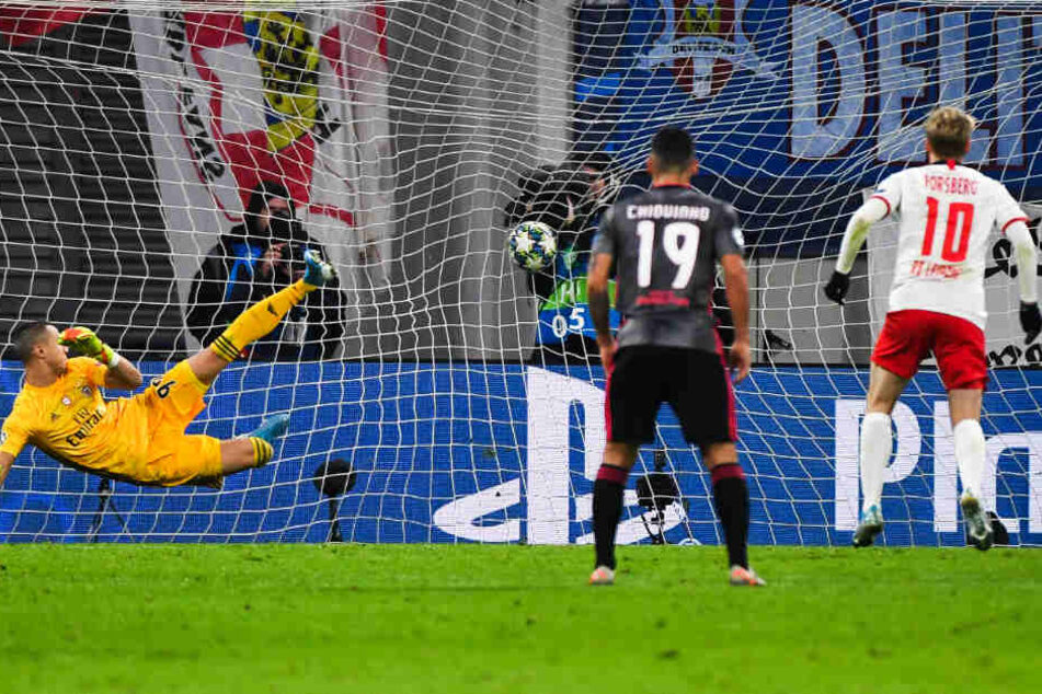 Der erfolgreiche Anfang der Leipziger Aufholjagd. Emil Forsberg trifft per Elfmeter zum 1:2.