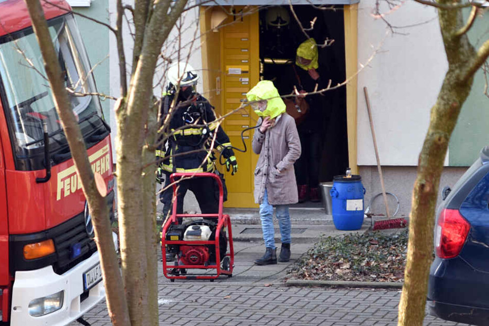 18 Bewohner des betroffenen Hauses mussten mit Fluchthauben ins Freie gerettet werden.