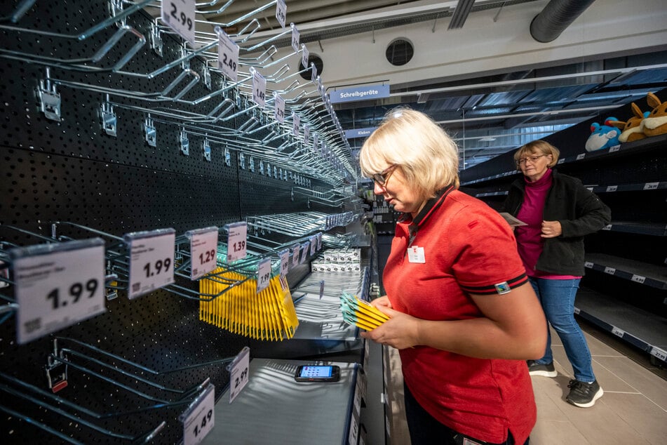 Diana Keller (l.) ist ehemalige Globus-Mitarbeiterin. Nun räumt sie Kaufland-Waren ein.