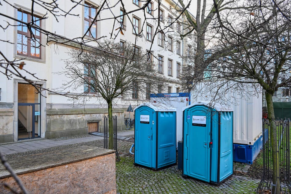 Notlösung für die Notdurft sind vorerst die "Dixies" im Hof des Ministeriums.
