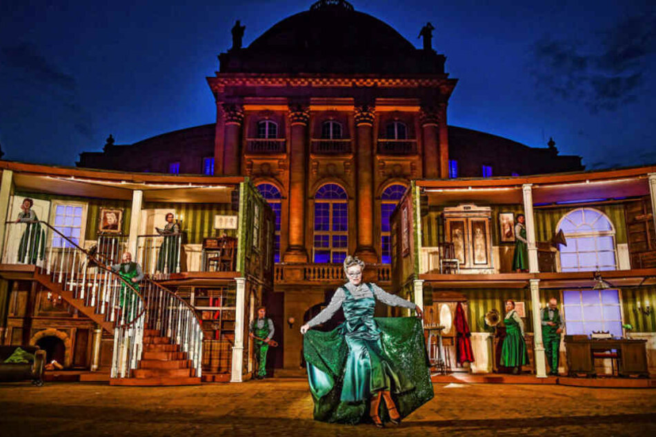 Szene aus "My Fair Lady": Das Musical lockte vorigen Sommer rund 10.000 Menschen zu sechs Vorstellungen auf den Theaterplatz.
