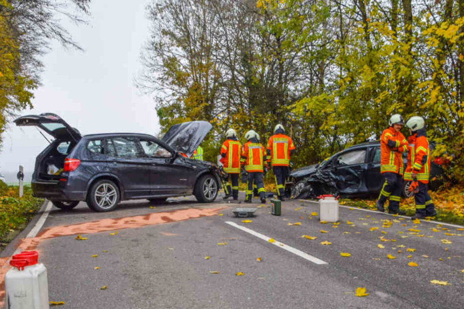 Feuerwehrleute an der Unfallstelle.