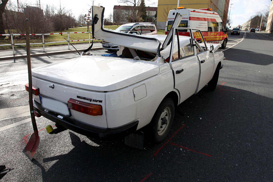 Der Wartburg war mit einem Skoda kollidiert. Insgesamt gab es sechs Verletzte.
