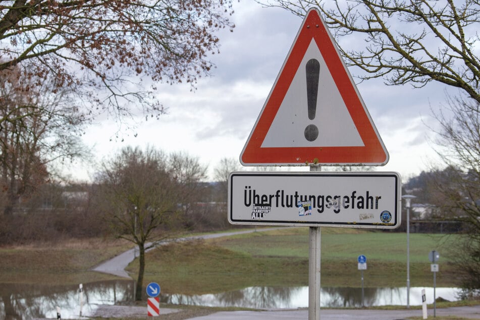 Rund um Schmutter und Donau müssen Menschen evakuiert werden.