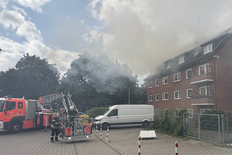Hamburg: Brand in Mehrfamilienhaus: Einsatzkräfte löschen Feuer im Dachstuhl