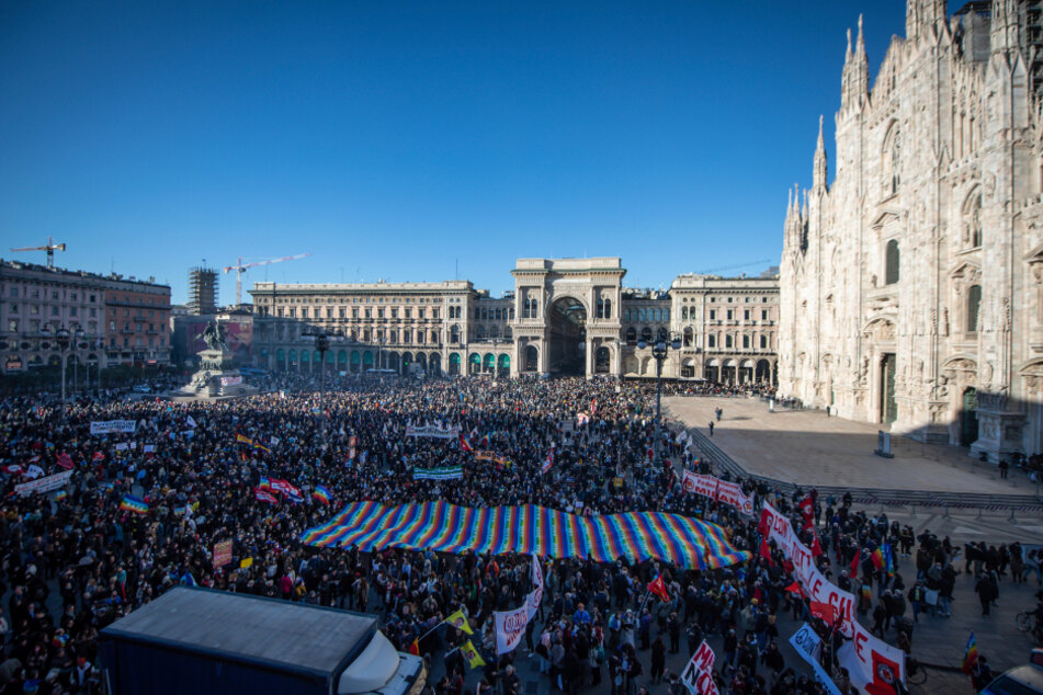 Auf dem Mailänder Domplatz protestierten am Wochenende zahlreiche Menschen gegen die Invasion der Ukraine. Am Montag forderte Italien seine Staatsbürger zu einer schnelles Ausreise aus Russland auf.