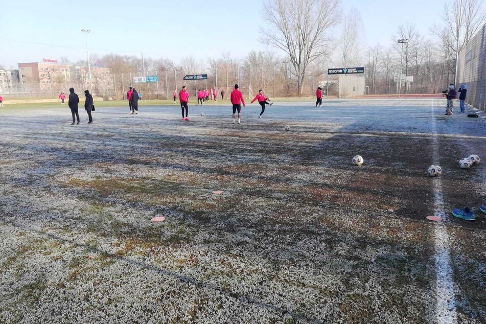 Der Trainingsplatz im Eliaspark ist der einzige verfügbare Rasenplatz im Winter - und gleicht einem Winterwunderland.