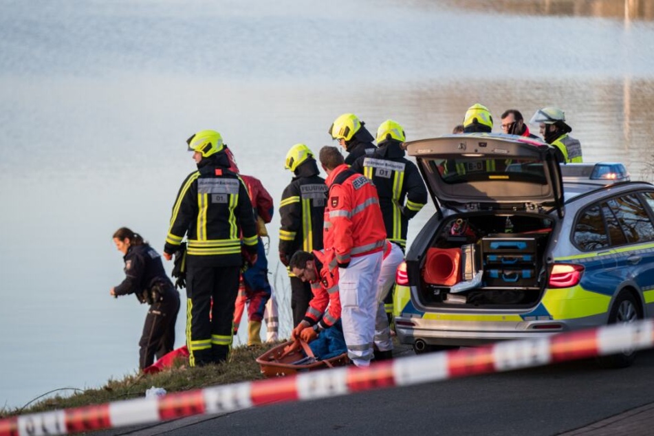 Einsatzkräfte haben eine Leiche aus dem See geborgen. (Symbolbild)