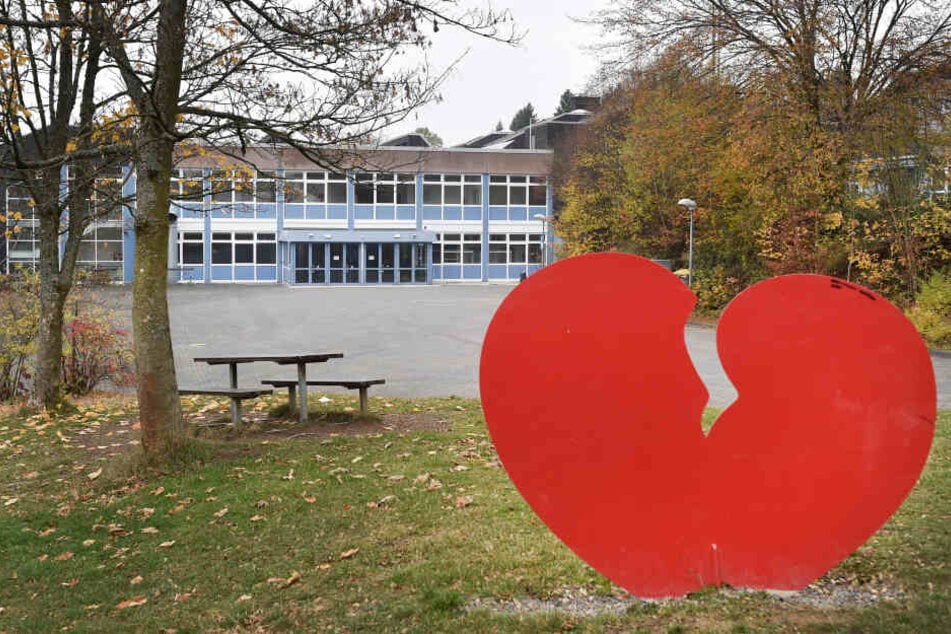 Die Skulptur eines gebrochenen Herzens steht vor vor dem Schulzentrum in Wenden.
