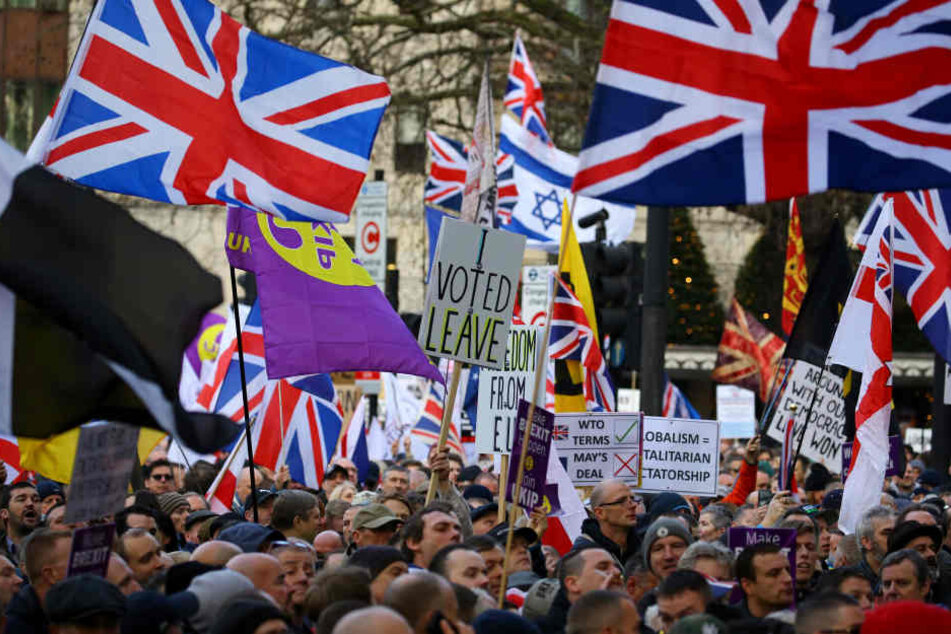 Teilnehmer einer Pro-Brexit-Demonstration, ziehen durch die Stadt.