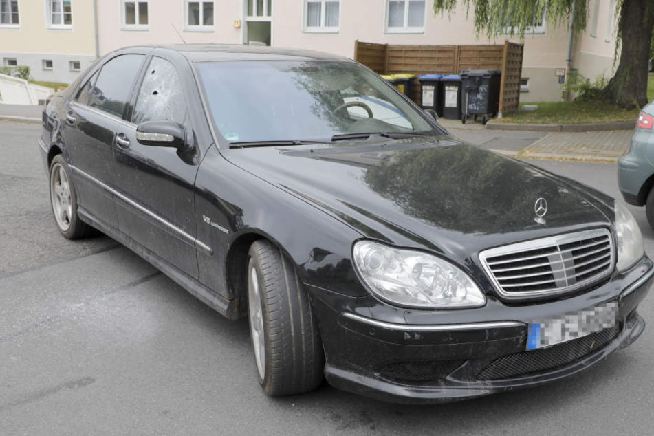 Die Polizisten stoppten diesen Mercedes nach einer Verfolgungsjagd. Bei der Festnahme ging die Seitenscheibe zu Bruch.