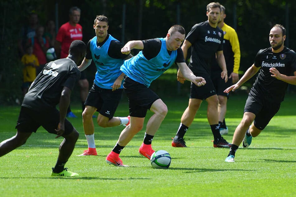 Haris Duljevic (M., am Ball) deutete im ersten Training zumindest an, was er kann.