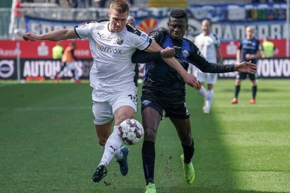 Kevin Behrens (SVS,links) im Zweikampf mit Paderborner Jamilu Collins.