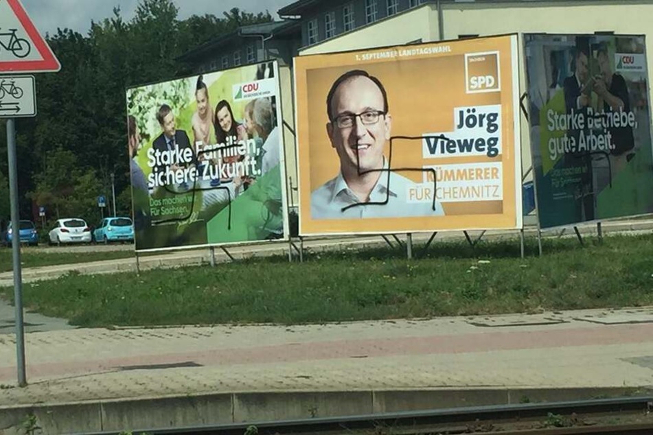 In der Stollberger Straße wurden CDU- und SPD-Plakate mit Hakenkreuzen beschmiert.