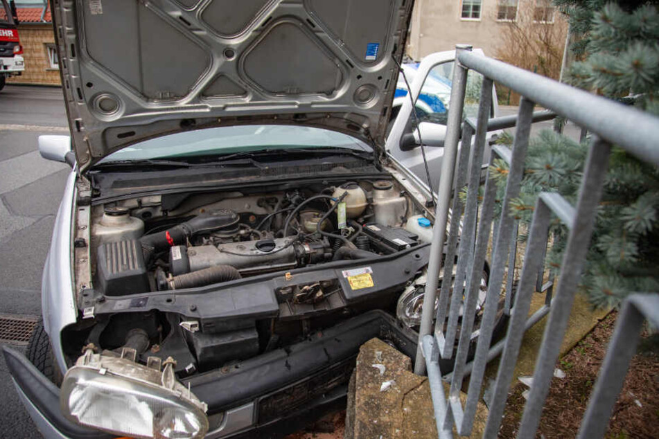 Auch das Auto wurde bei dem Unfall in Mitleidenschaft gezogen.