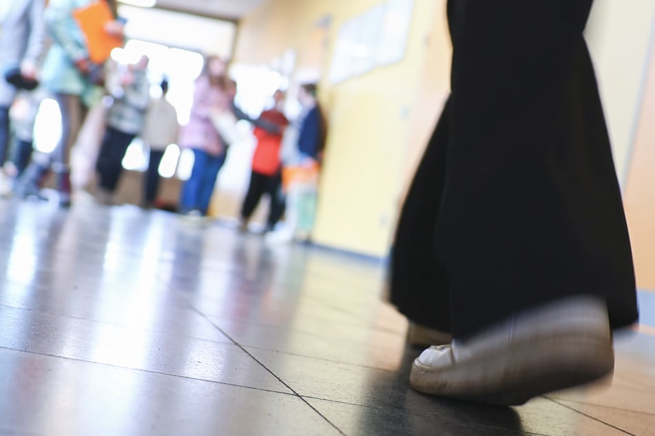 In einer Schule in Stuttgart erklärt Manuel Hagel (37) den Kindern den Treibhauseffekt. (Symbolbild)